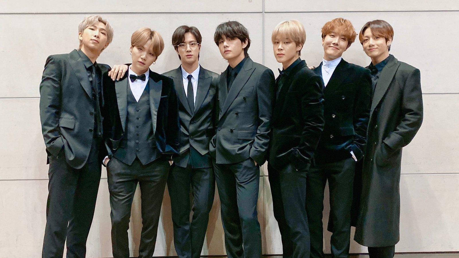 BTS 2020 в черен костюм Тапет