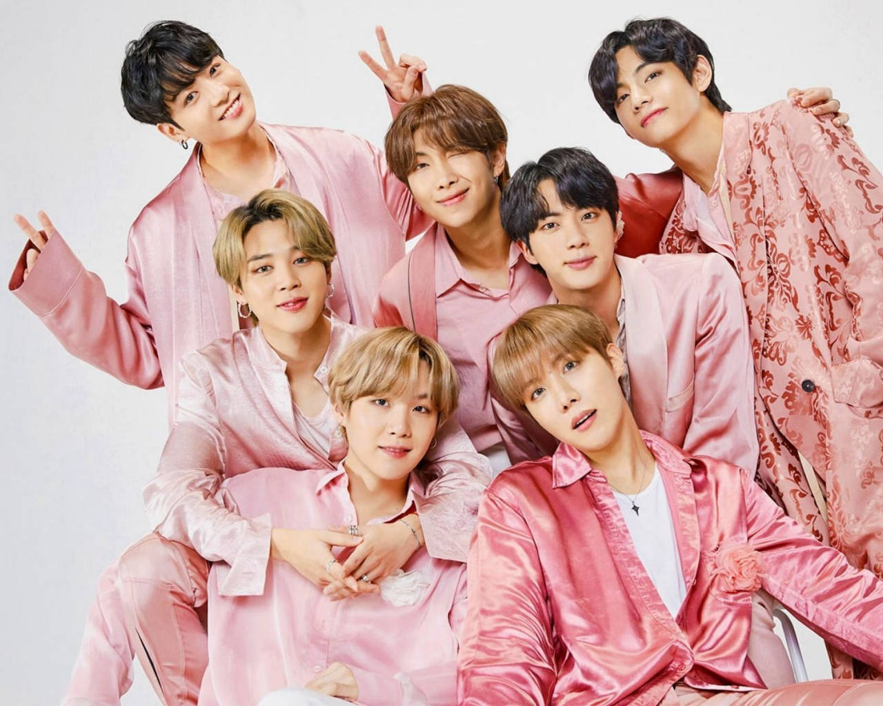 Членове на BTS в розово за десктоп тапет