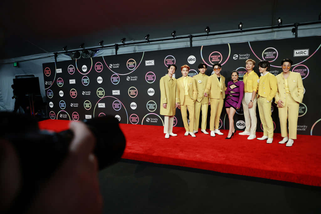 Снимка на BTS от червения килим Тапет