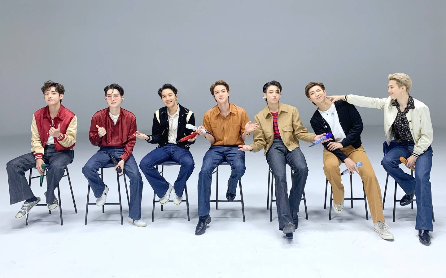BTS десктоп на редица от столчета Тапет
