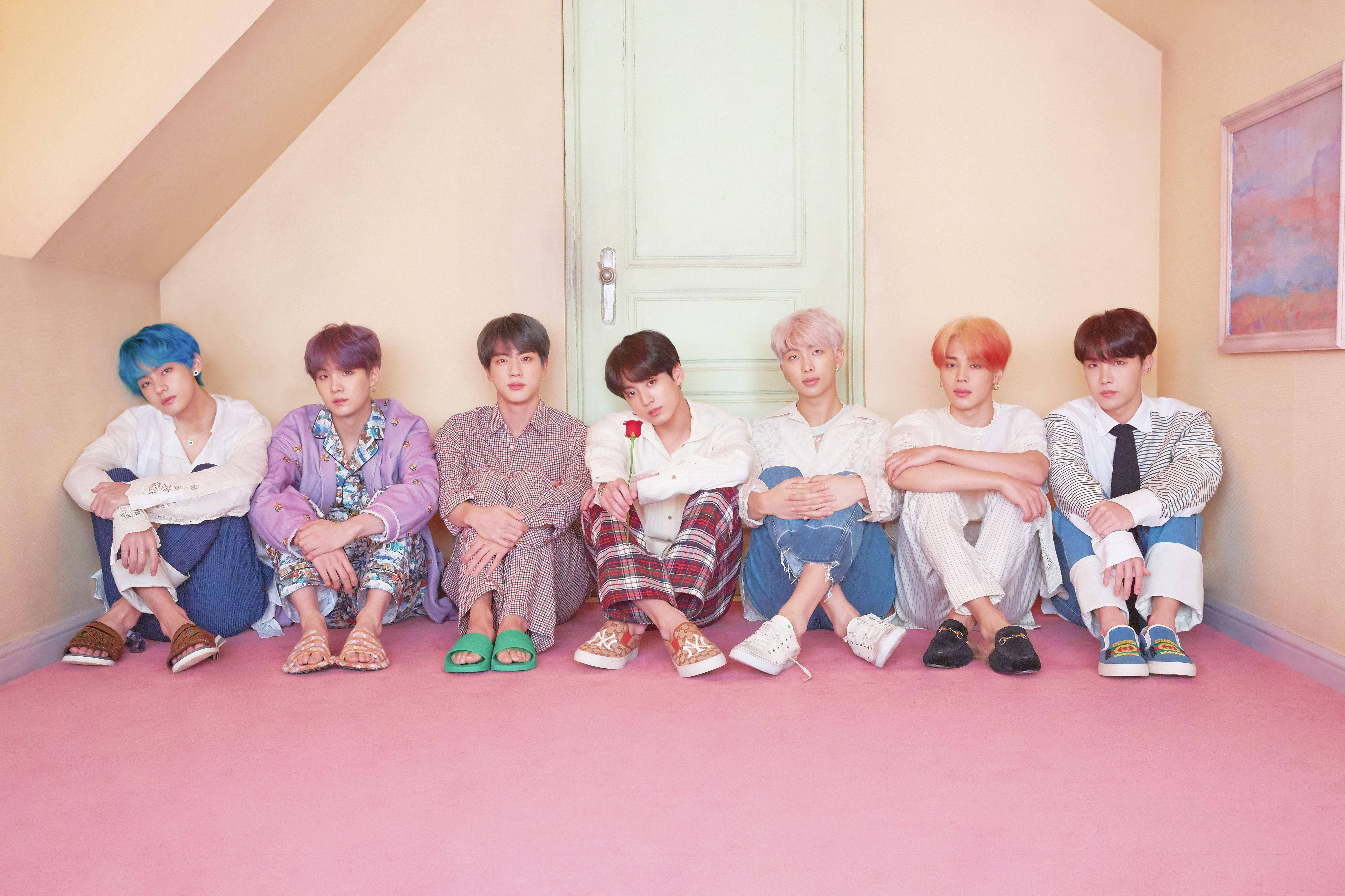 BTS Настолен тапет Седнали пред врата Тапет