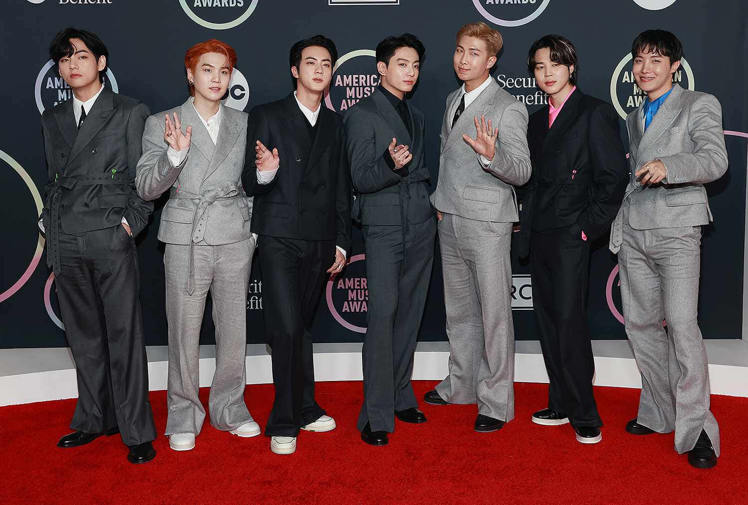 Снимка на BTS от червения килим на AMA 2021 Тапет