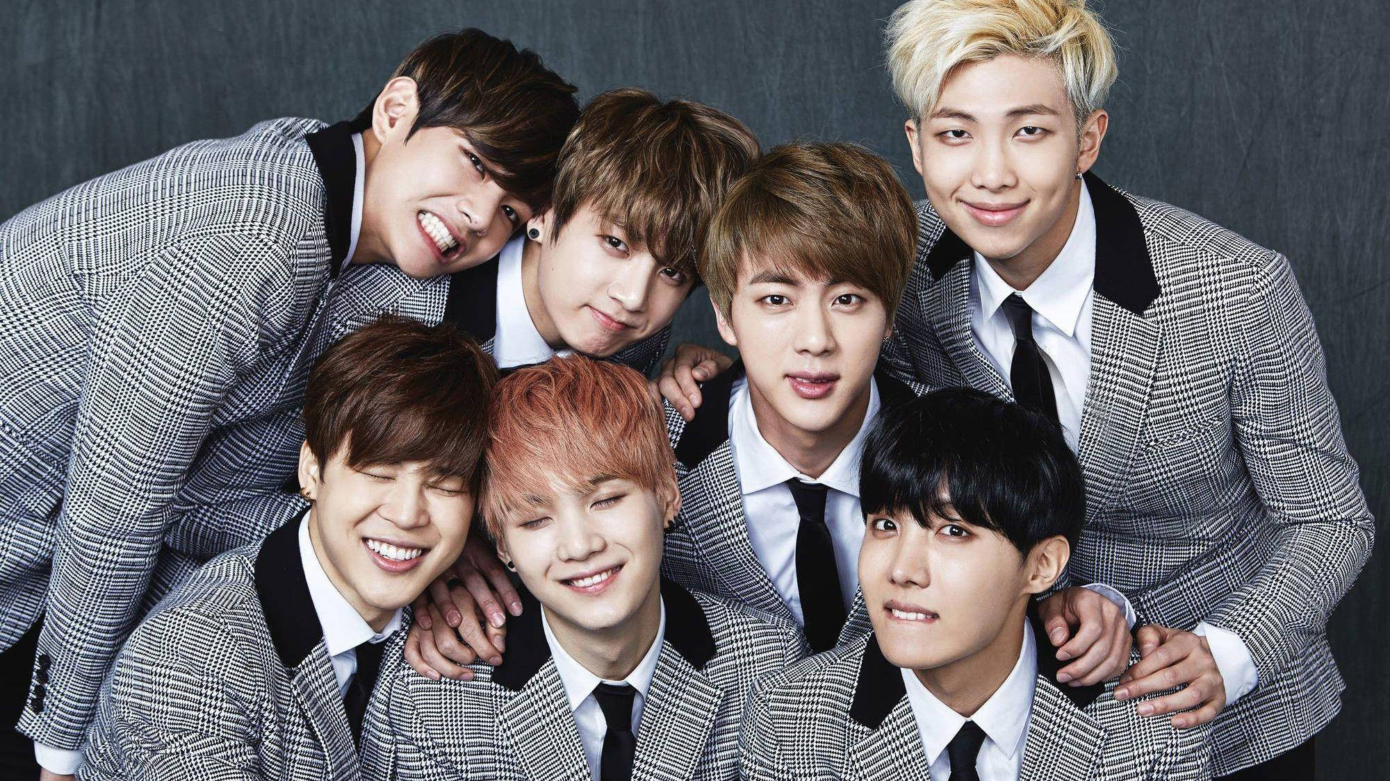 Сладки BTS в училищни униформи Тапет