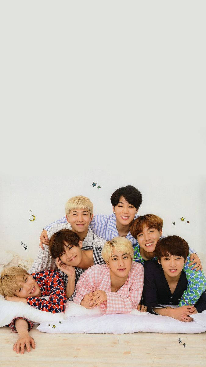 BTS, легнали заедно в цялата си развлекателна слава Тапет