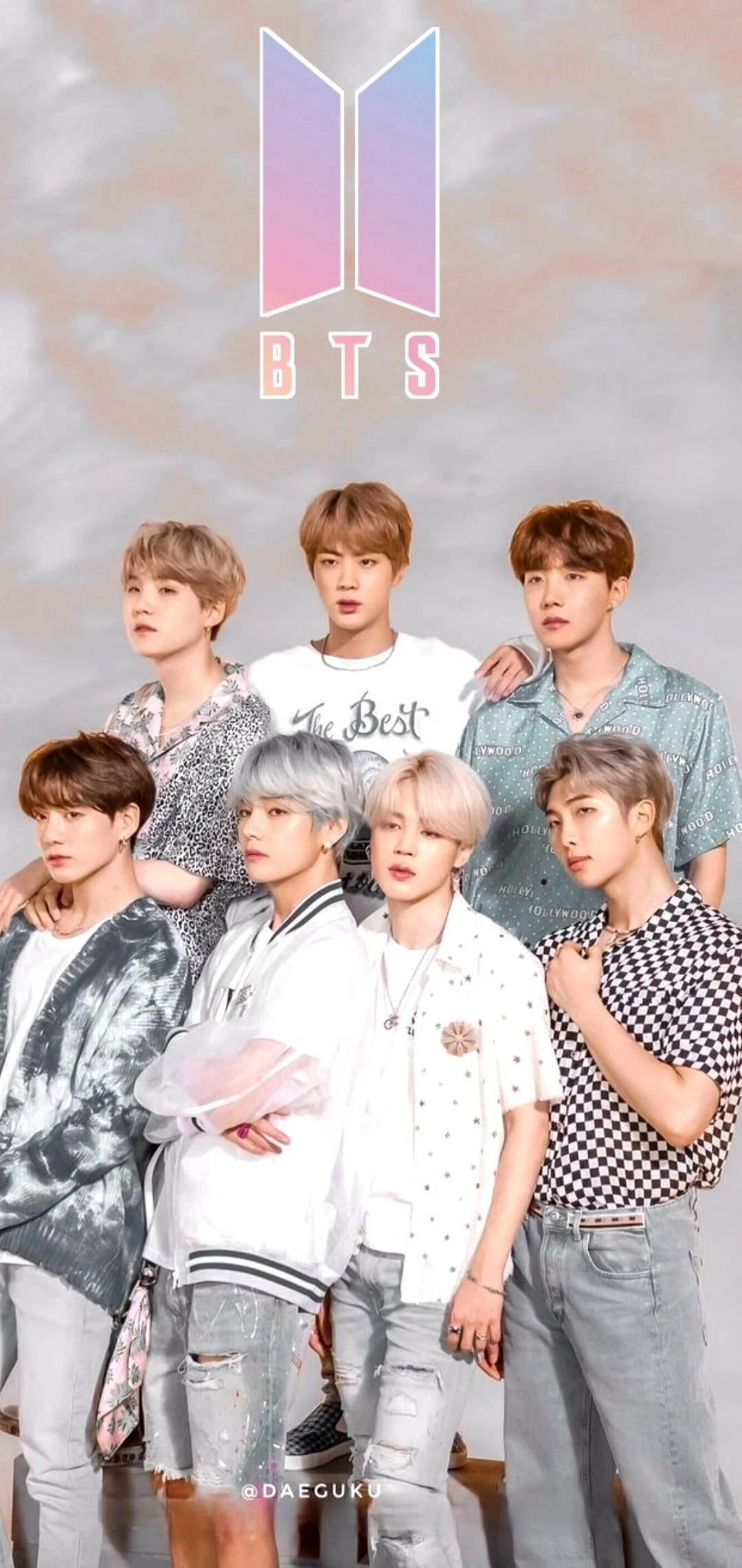 Сладка група BTS, позираща под логото на BTS Тапет