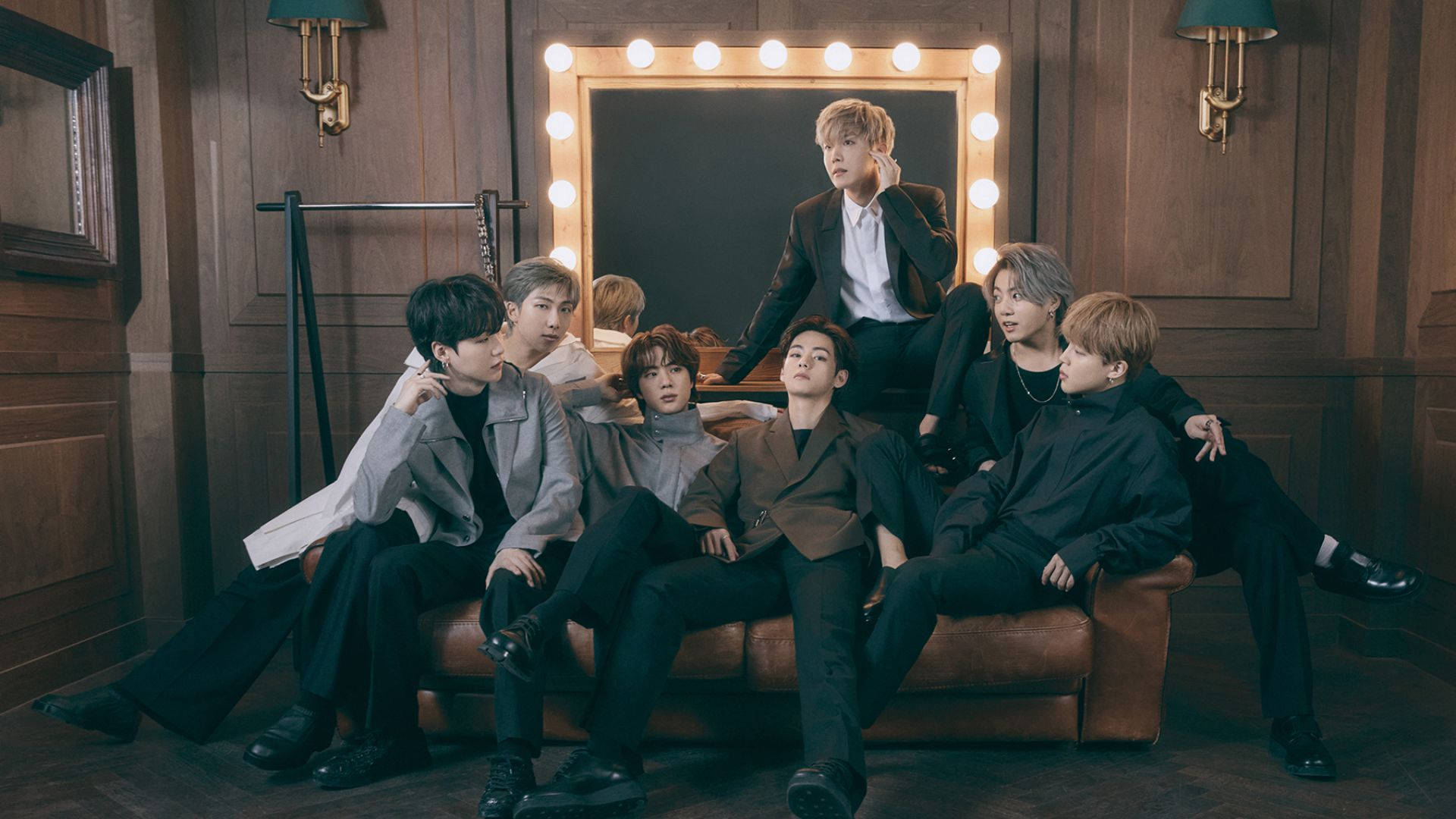 Тапет за десктоп с BTS пред огледало Тапет