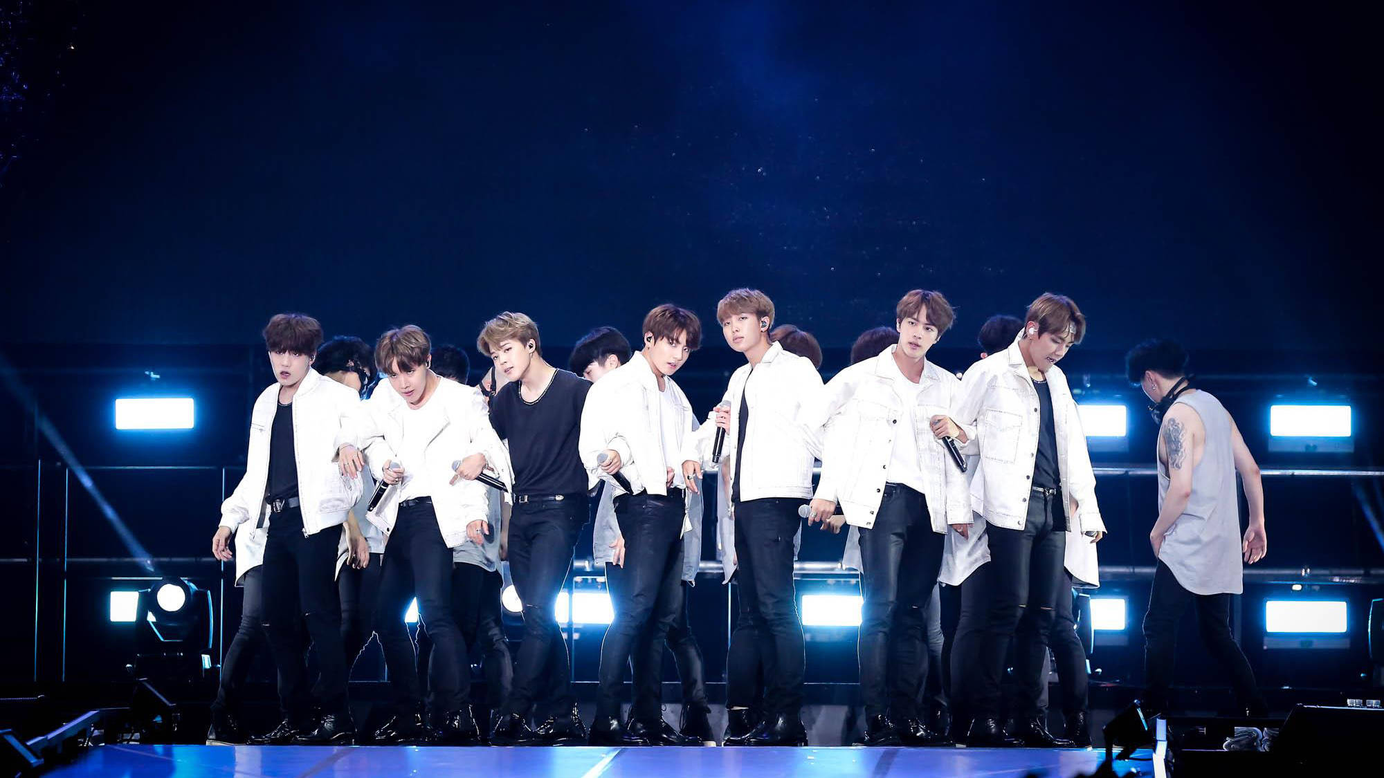 Готина лаптоп тема от световно турне на BTS Тапет