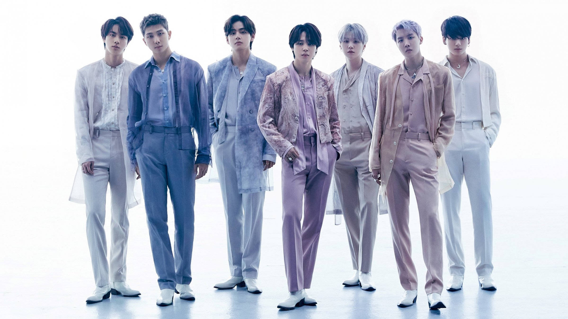 Тапет за десктоп с BTS в цветни костюми Тапет