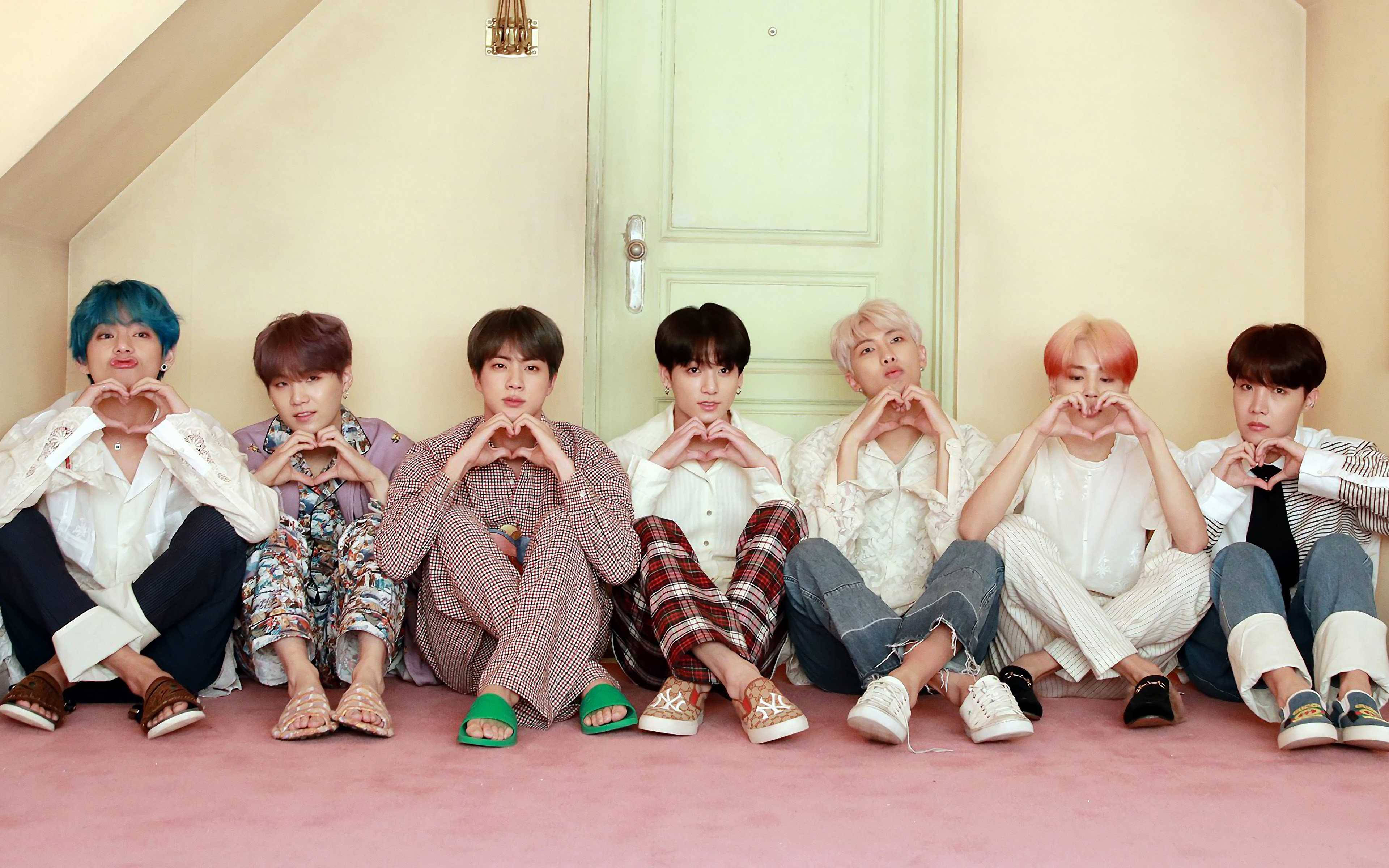 BTS Desktop Сърца пред врата Тапет
