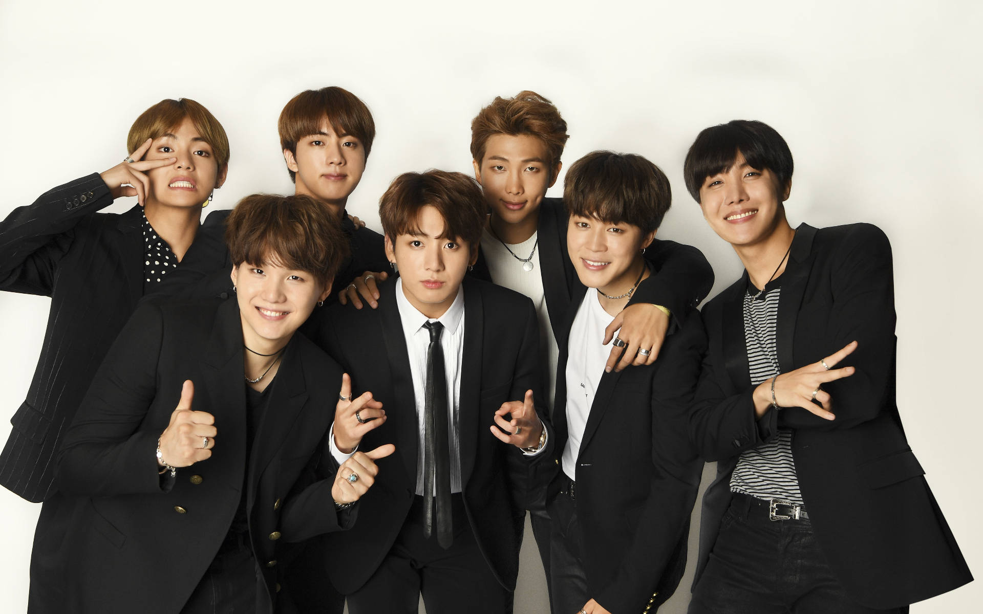 Групова снимка на BTS в черни костюми Тапет