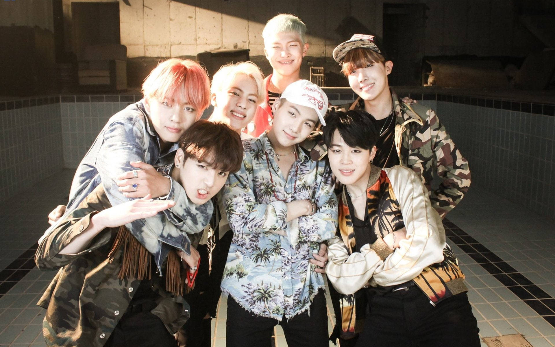 BTS групова снимка от видеото Fire Тапет