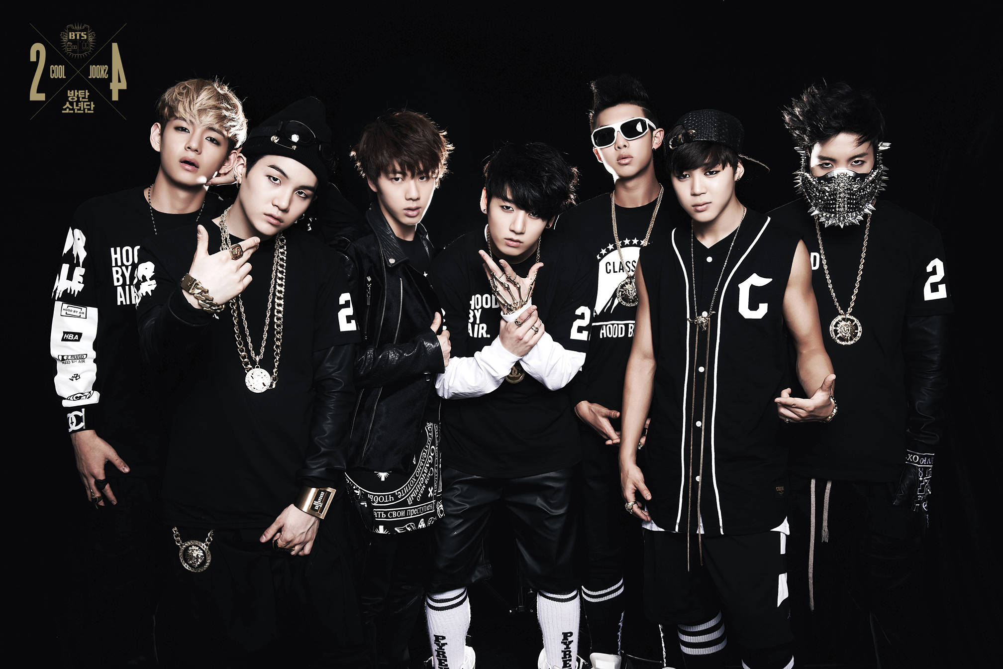 BTS в черно-бяла градска естетика Тапет