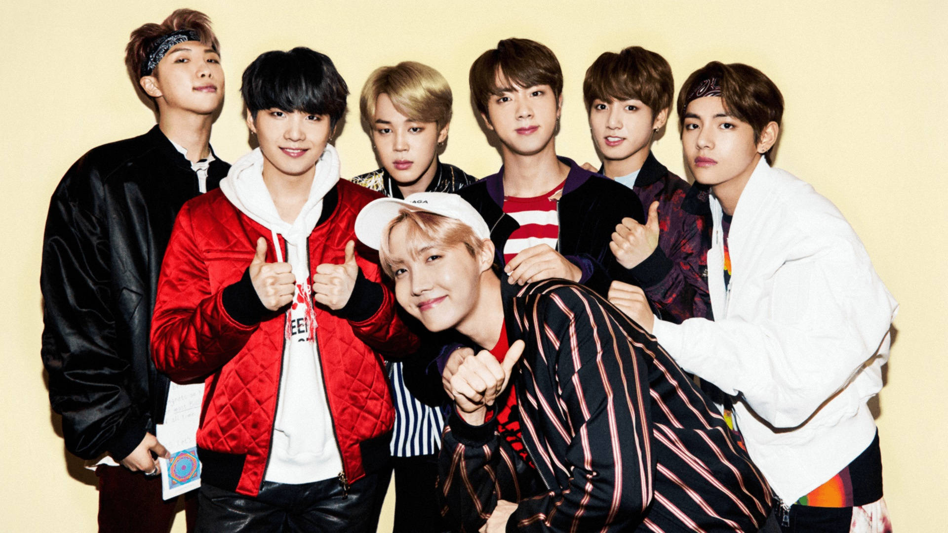 Мил BTS, позиращи на жълт фон Тапет