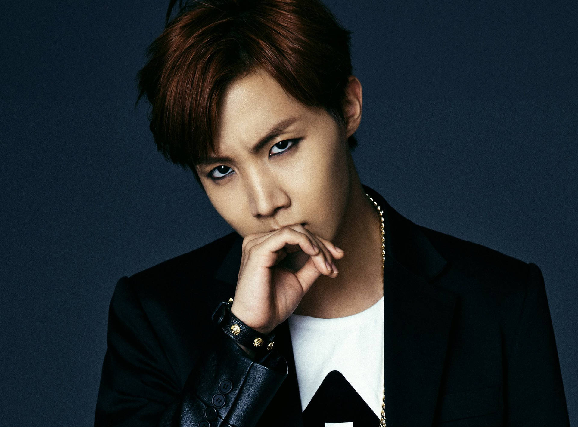 BTS J-Hope с очна линия Тапет