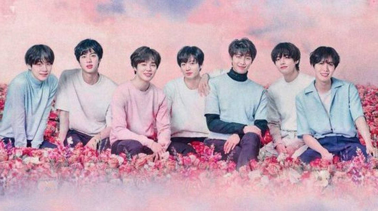 Сладка група BTS на розово цветно поле Тапет