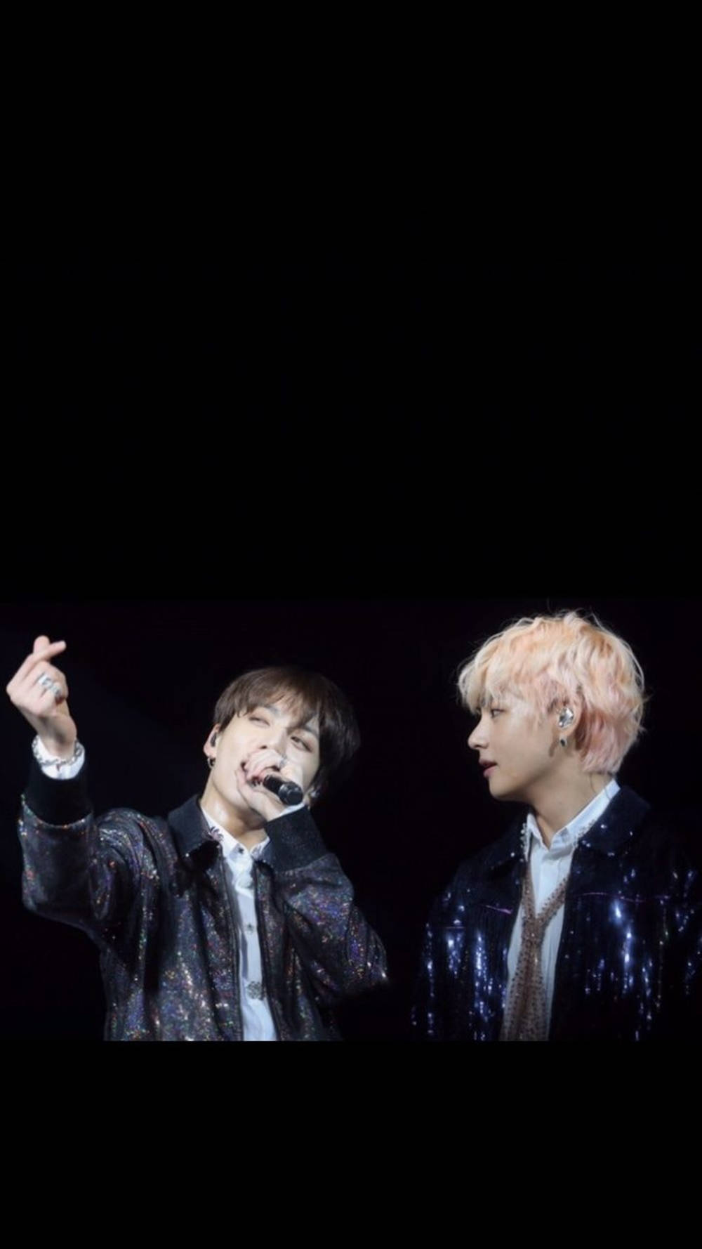 BTS JK и V по време на концерт от турнето Love Yourself Тапет