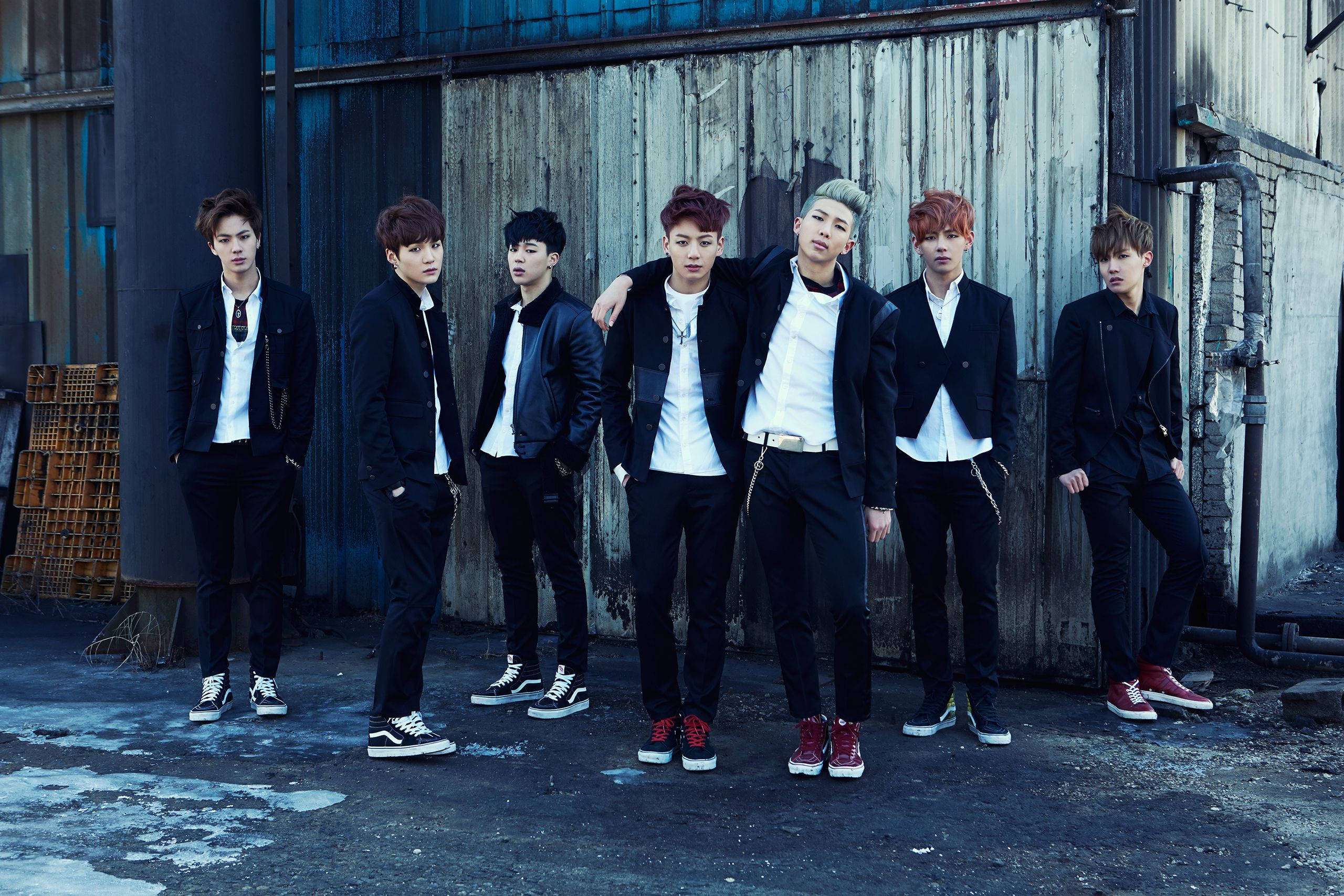 BTS в готини черни якета Тапет