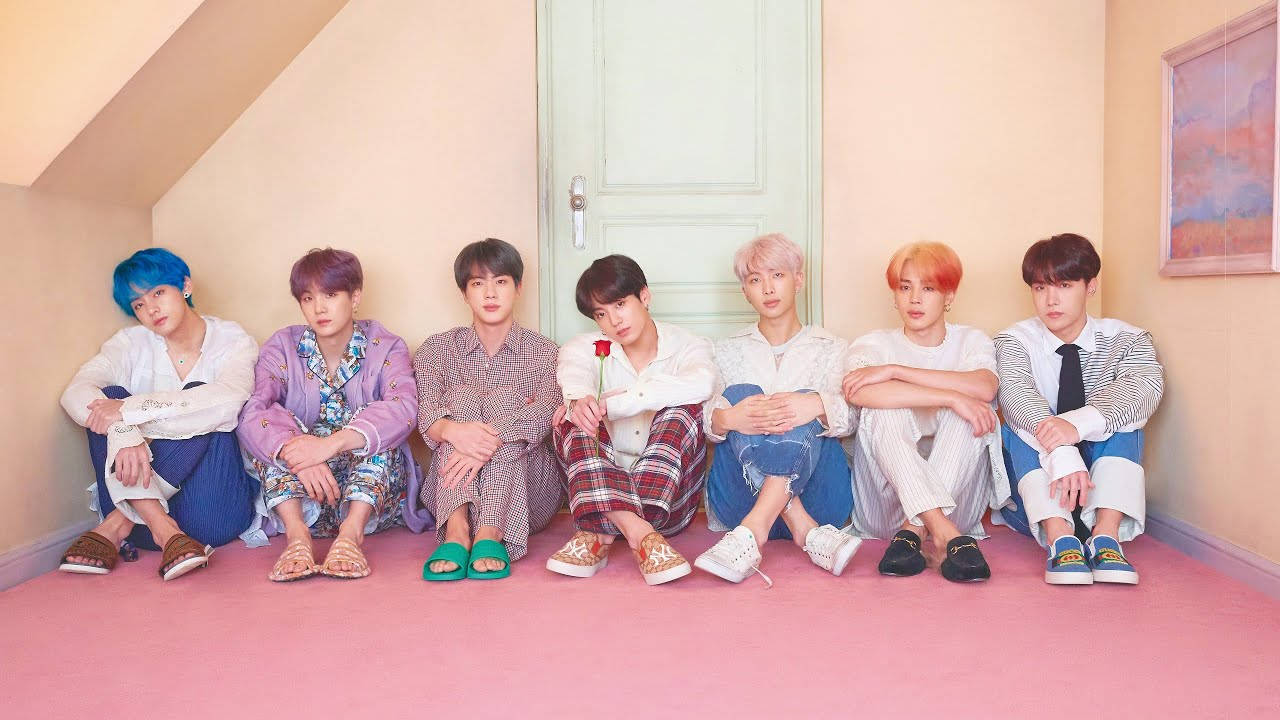 Сладка група BTS, седящи заедно на тавана Тапет