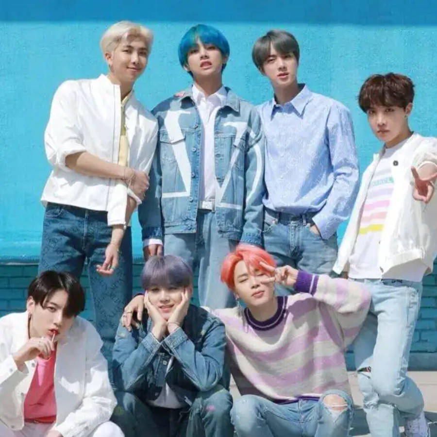 Сладки пози на BTS заедно на син фон Тапет