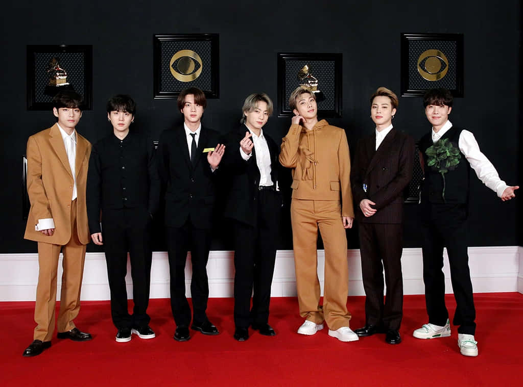 Снимка на BTS с костюми на Louis Vuitton Тапет