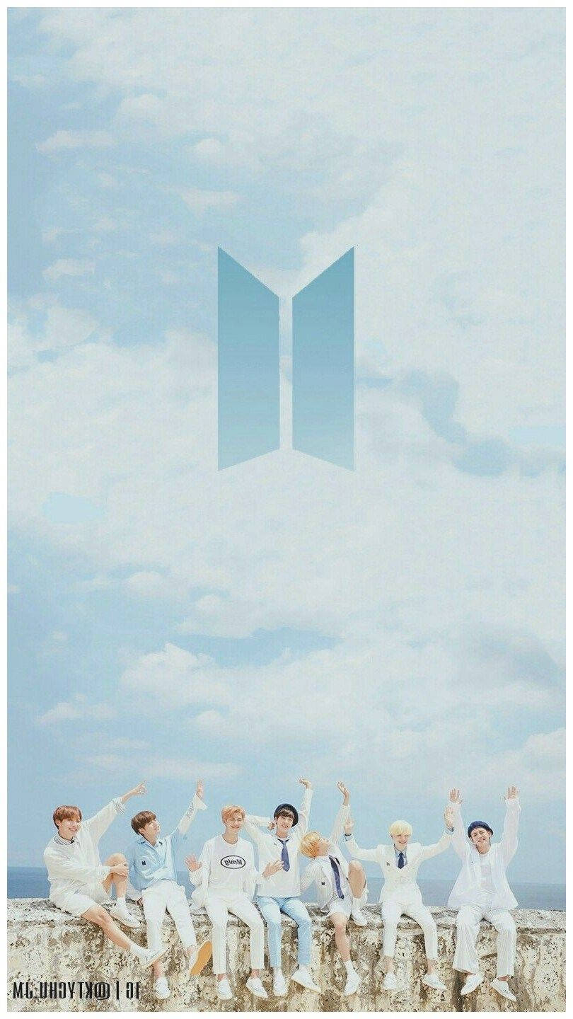 Естетично лого BTS със сини небеса Тапет