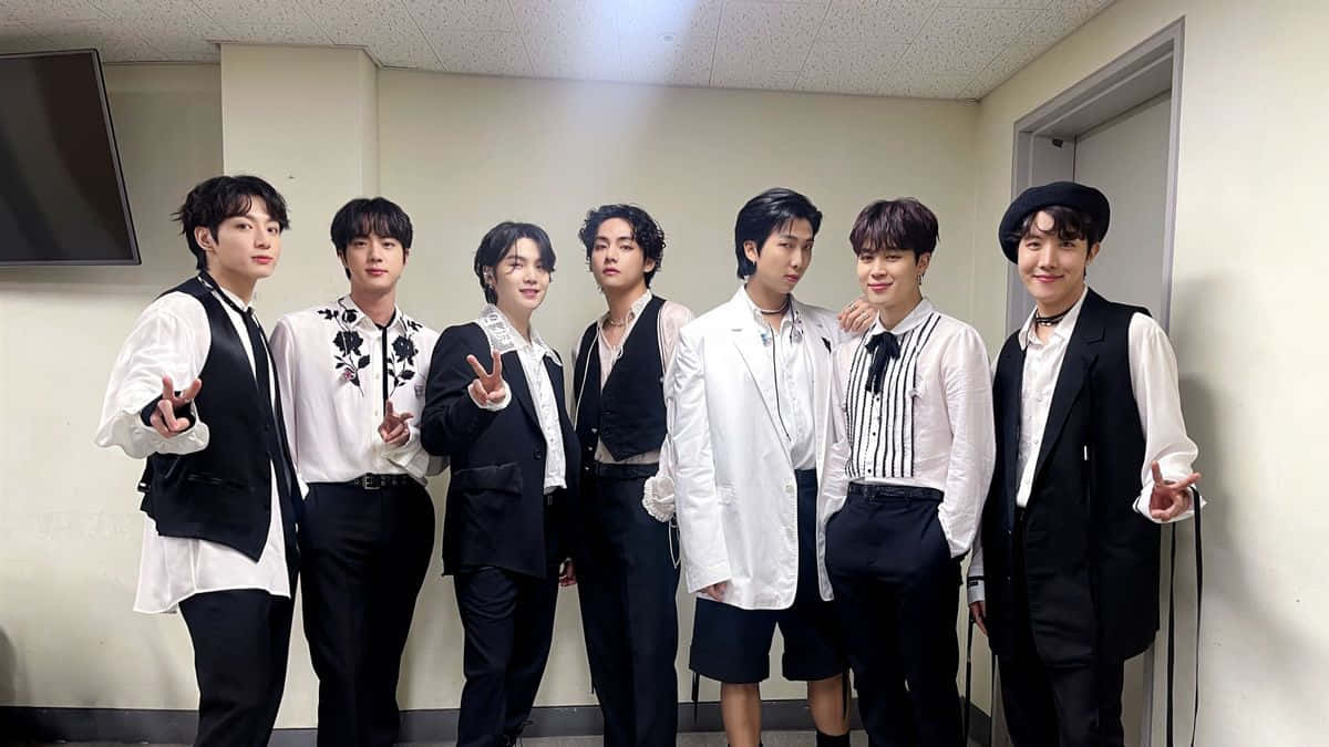Снимка на BTS в бяло и черно Тапет