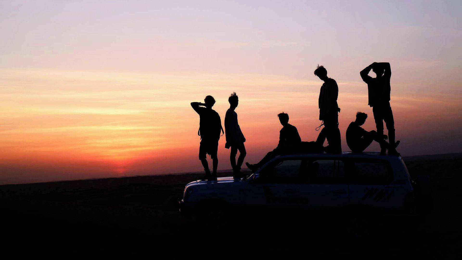 Стилен лаптоп със силуети на BTS Тапет