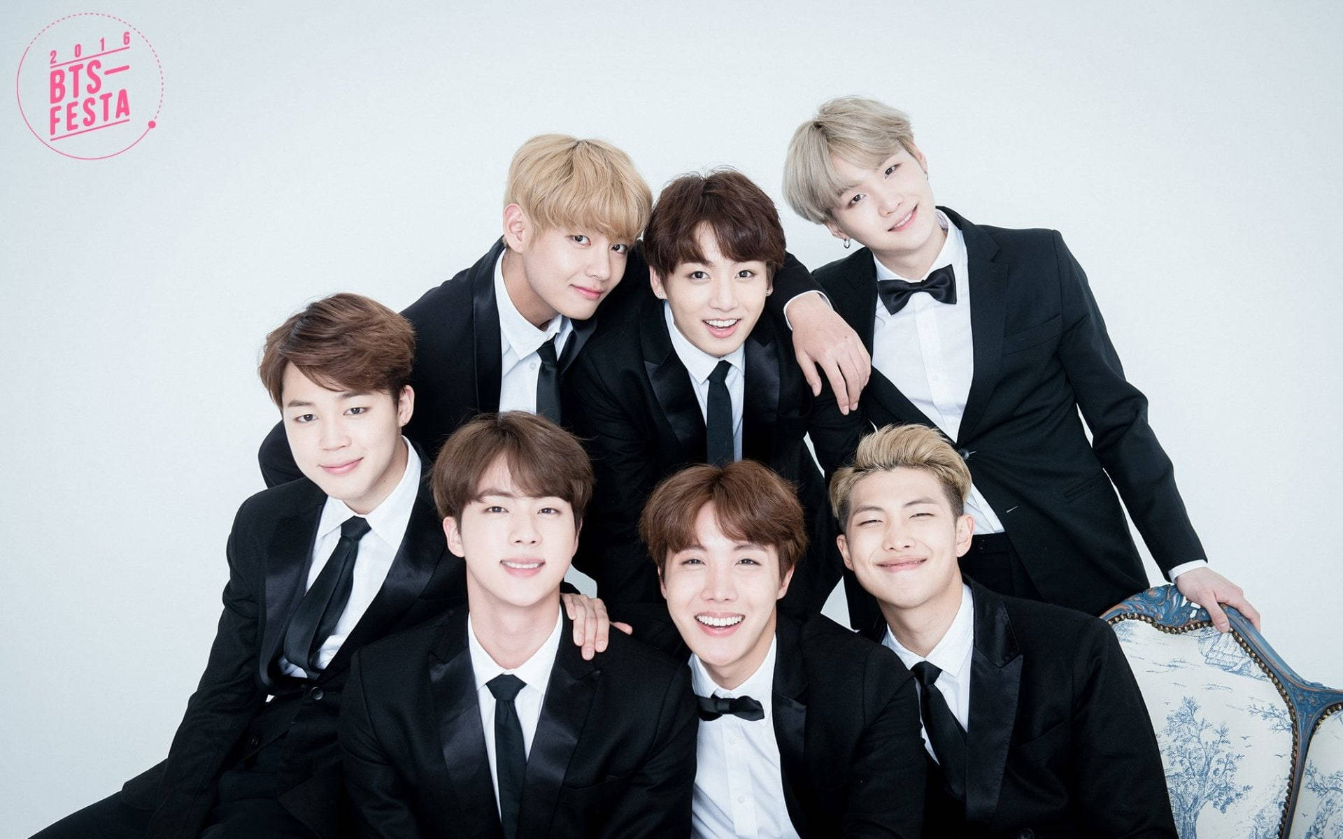 BTS групова снимка в елегантни костюми Тапет