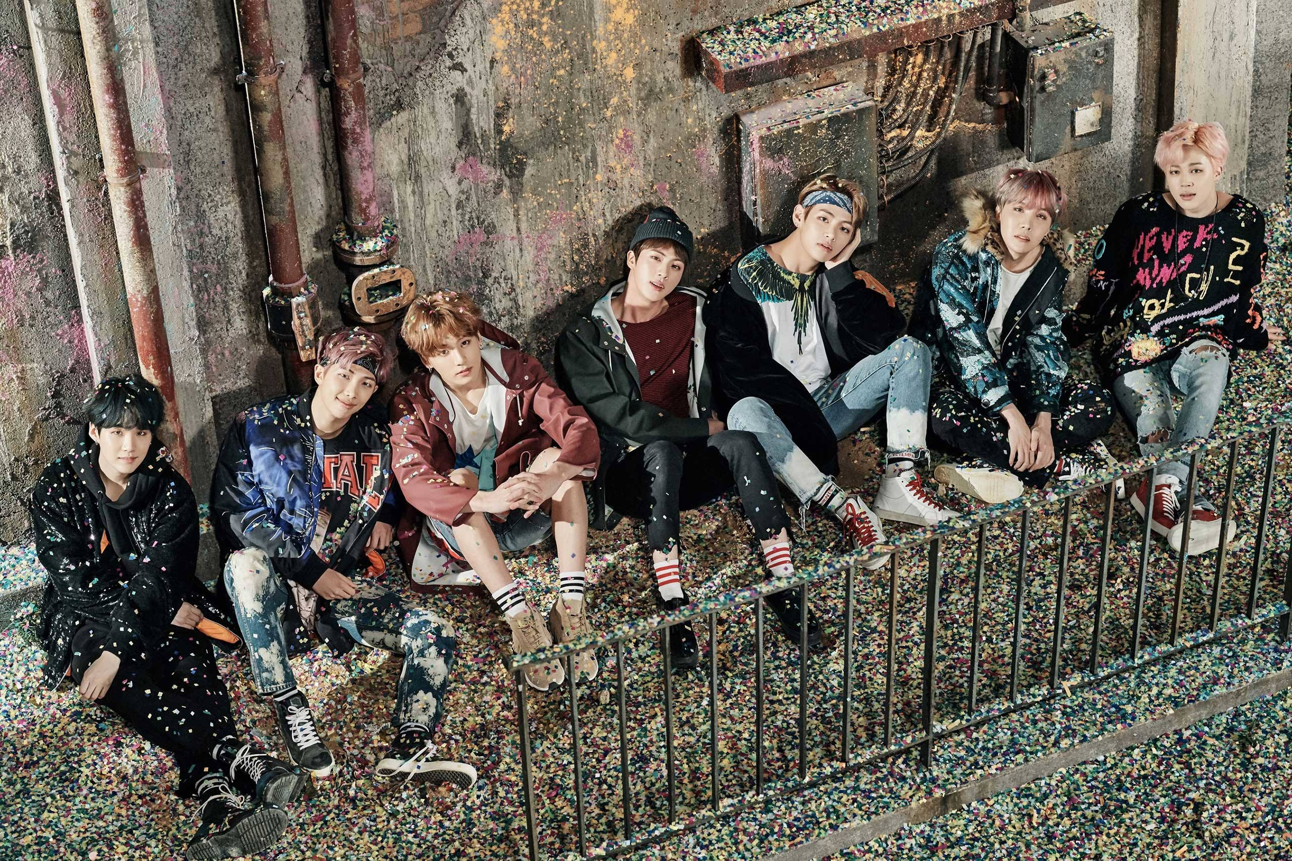 BTS в алея с конфети и лаптоп Тапет