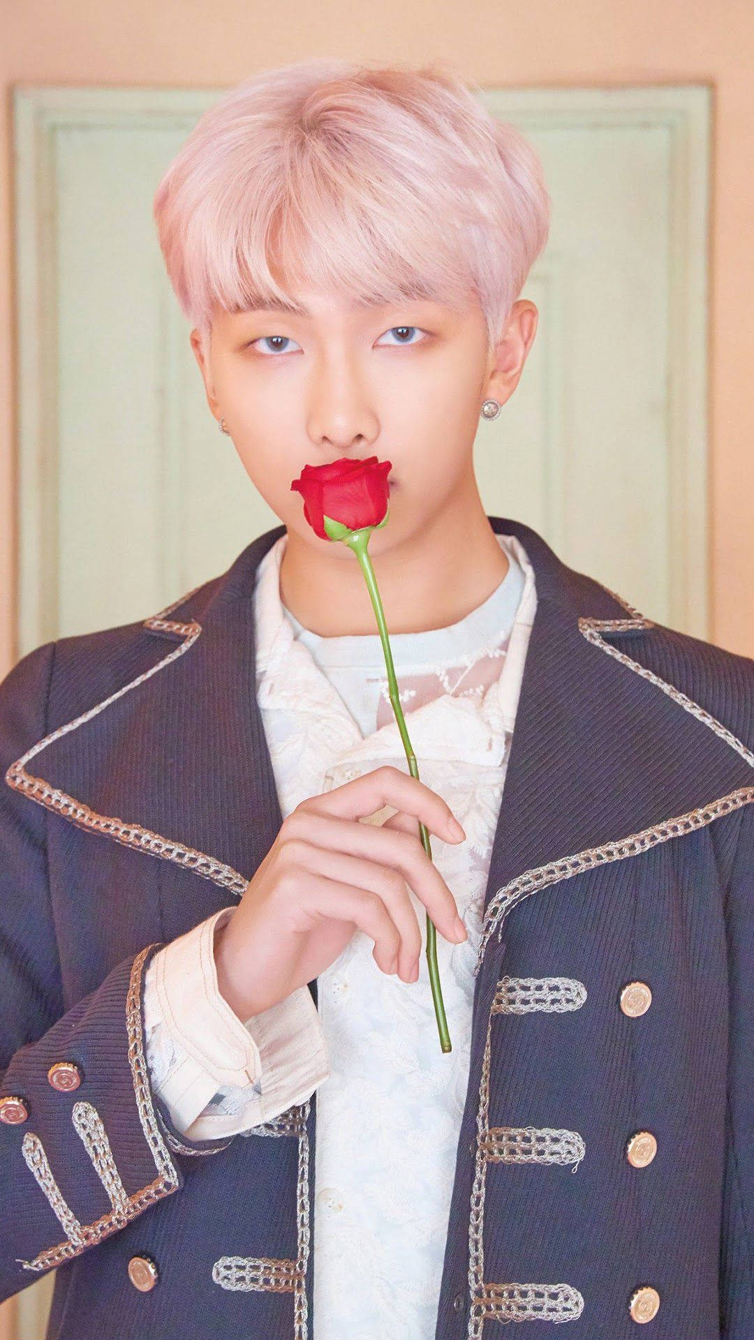 Мил BTS RM с роза Тапет