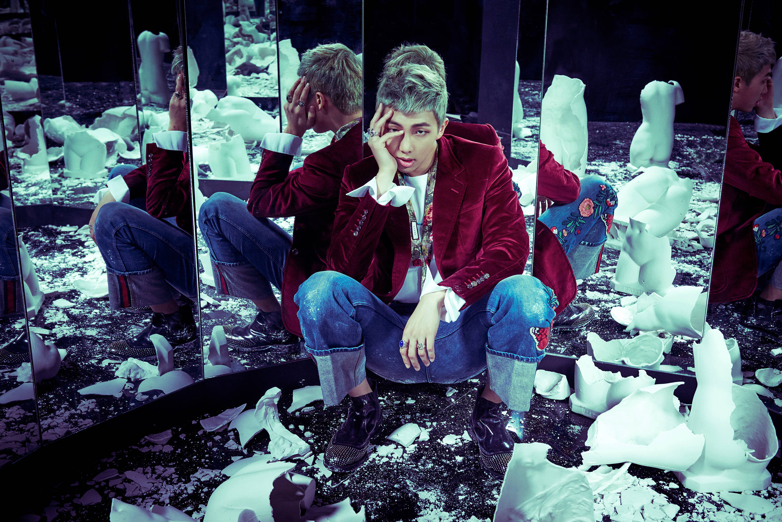 Естетика BTS RM в огледална зала Тапет