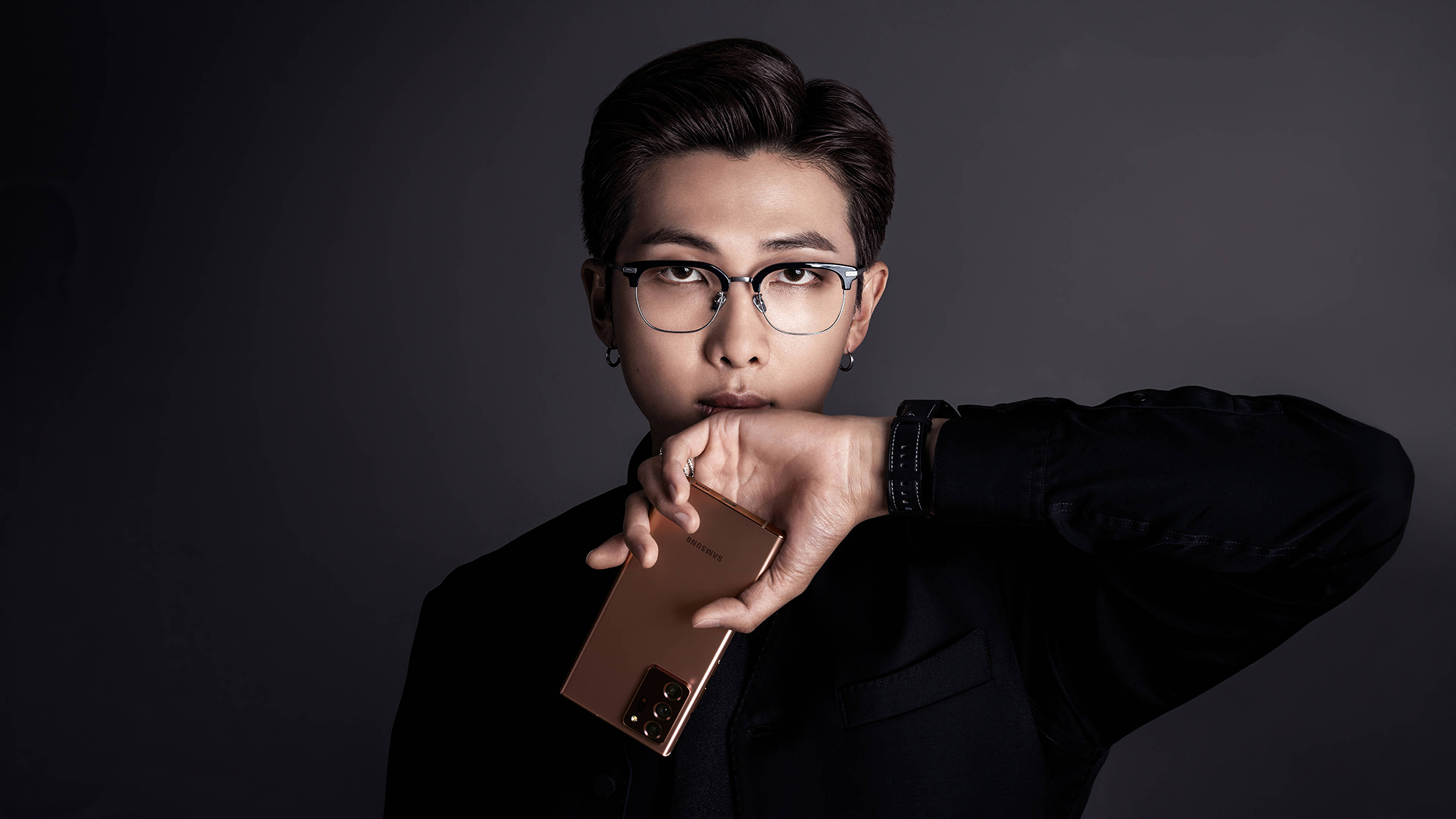 Естетично моделиране на телефон от BTS RM Тапет