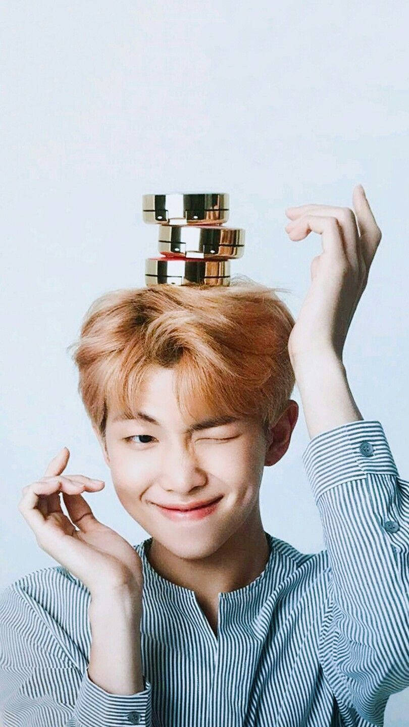 Сладък BTS RM с пудриери на главата Тапет