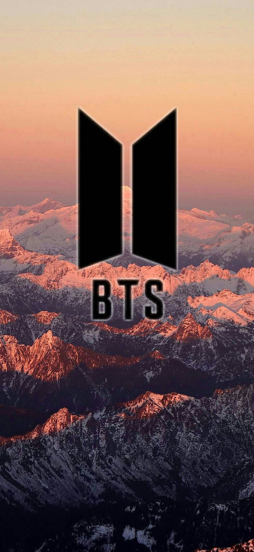 Лого на BTS върху естетична планина Тапет