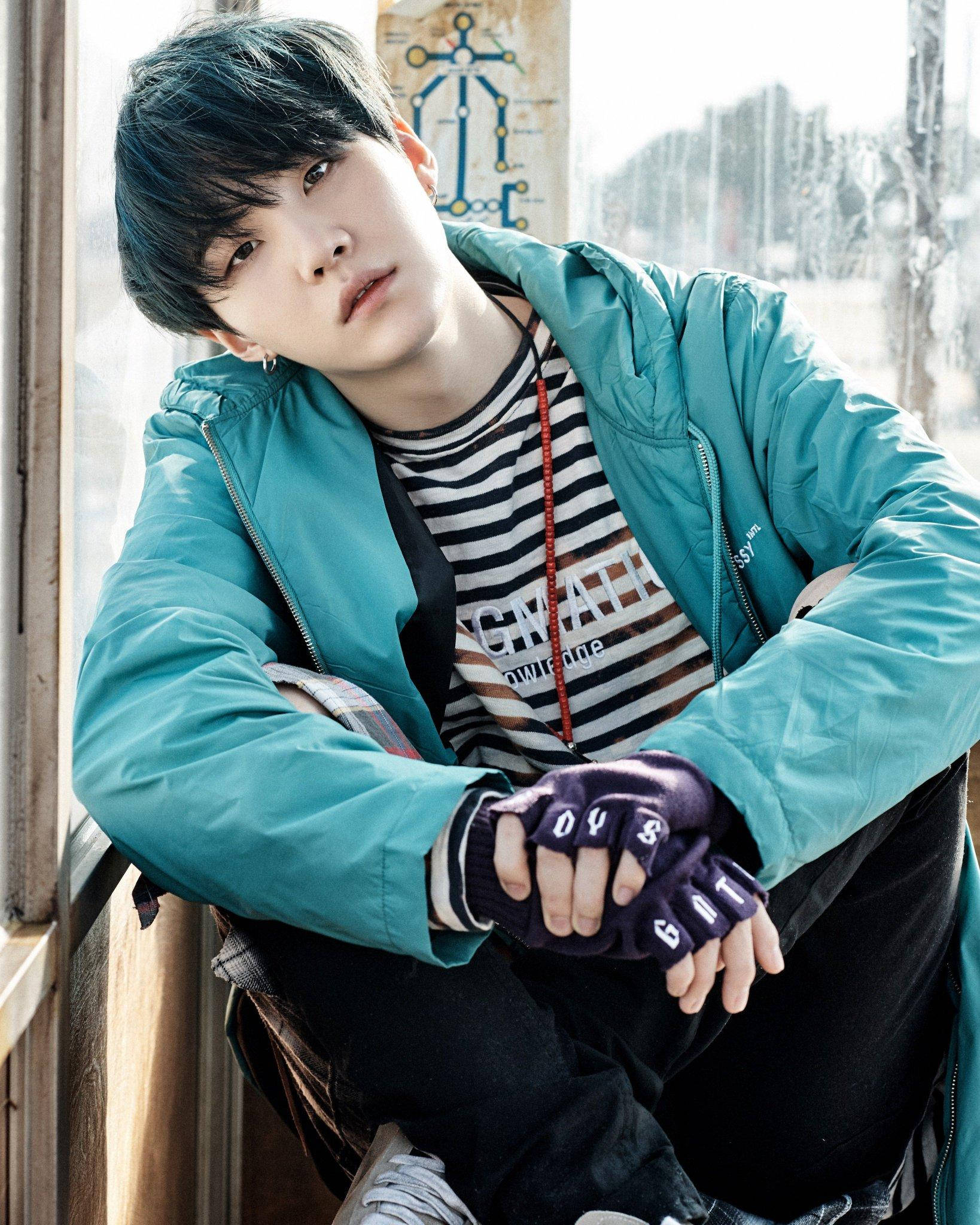 Мил BTS Suga в синь Тапет