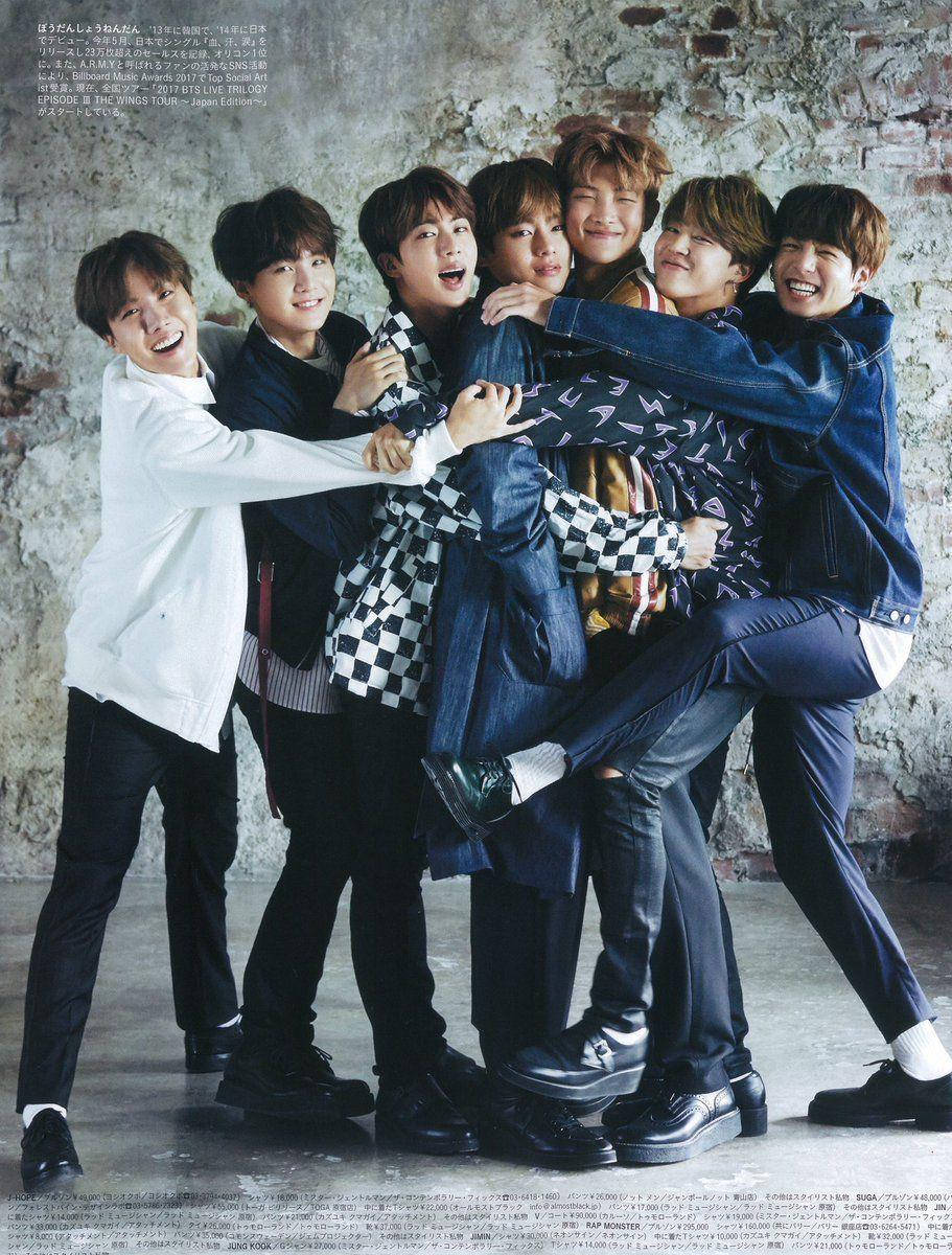 Сладка снимка на BTS, които се прегръщават Тапет