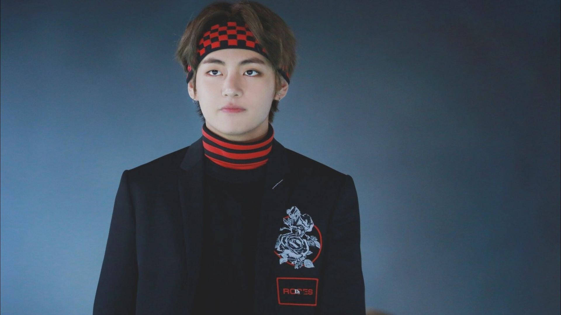 Сладък BTS V в червено и черно Тапет