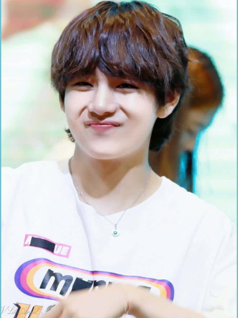 BTS V показва уверената си усмивка Тапет
