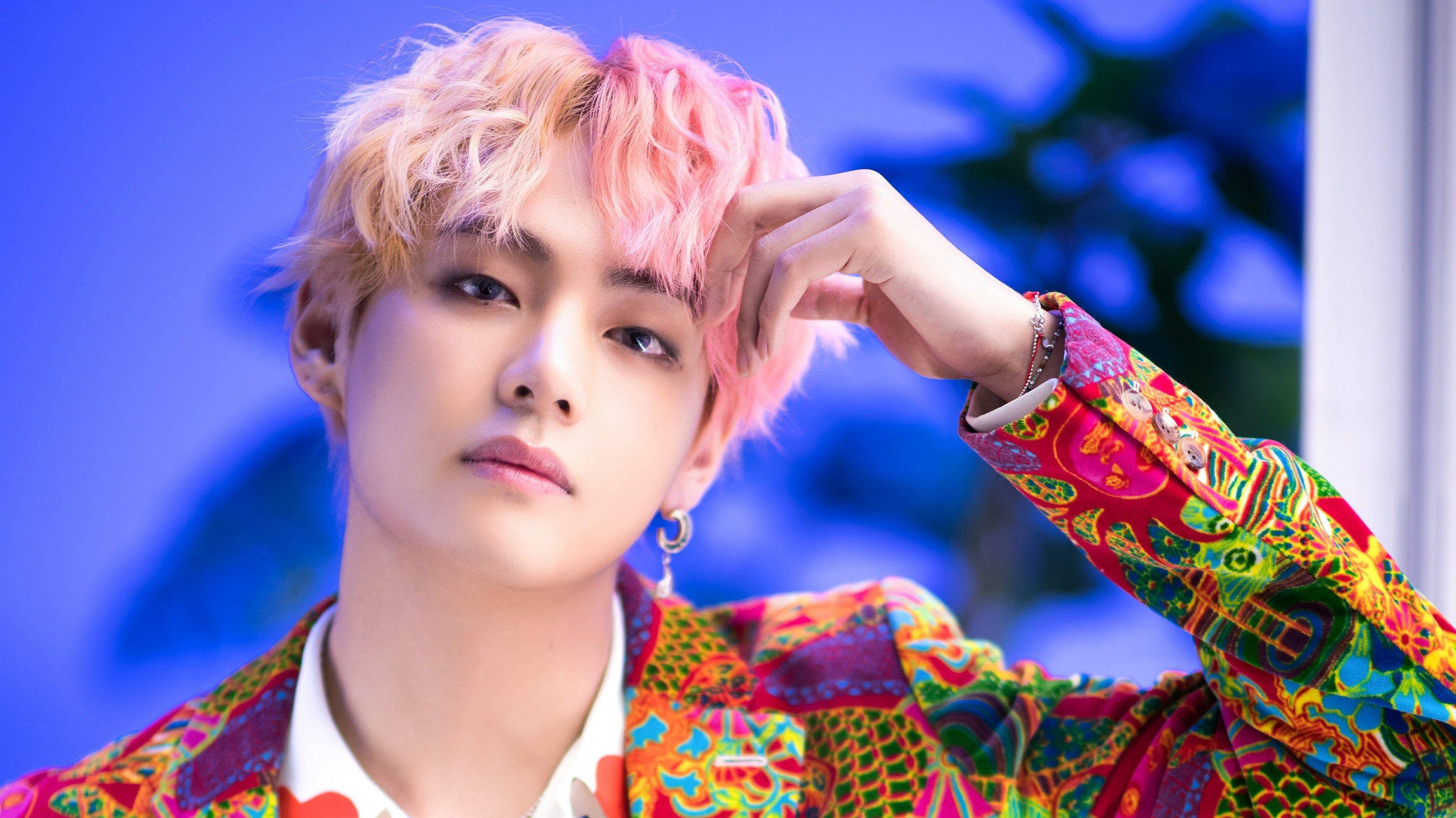 BTS V в цветен костюм Тапет