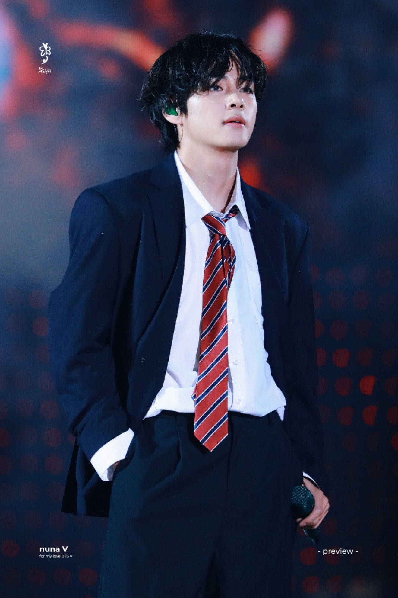 BTS V в училищна униформа Тапет