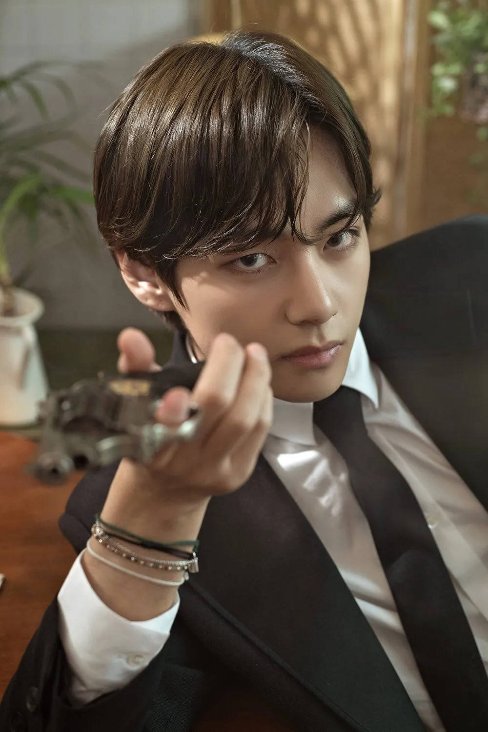 BTS V държи пистолет Тапет