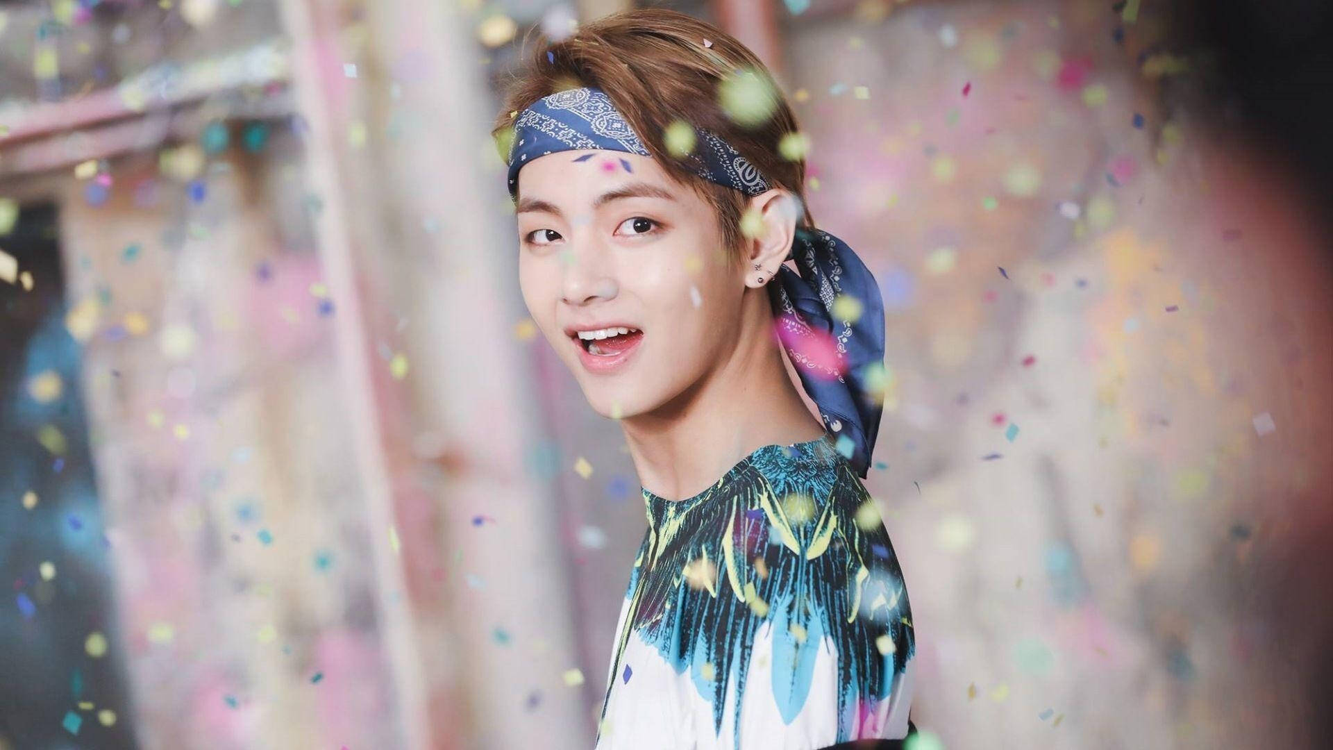 Млад BTS V в синя бандана Тапет