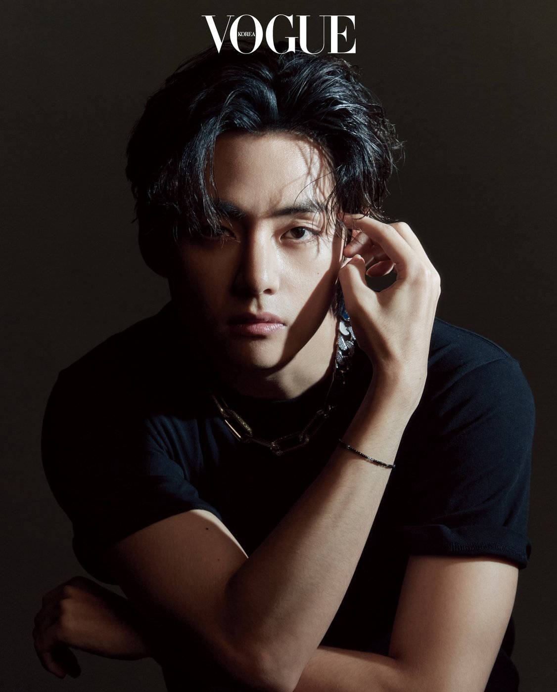 BTS V Vogue Черна Риза Тапет