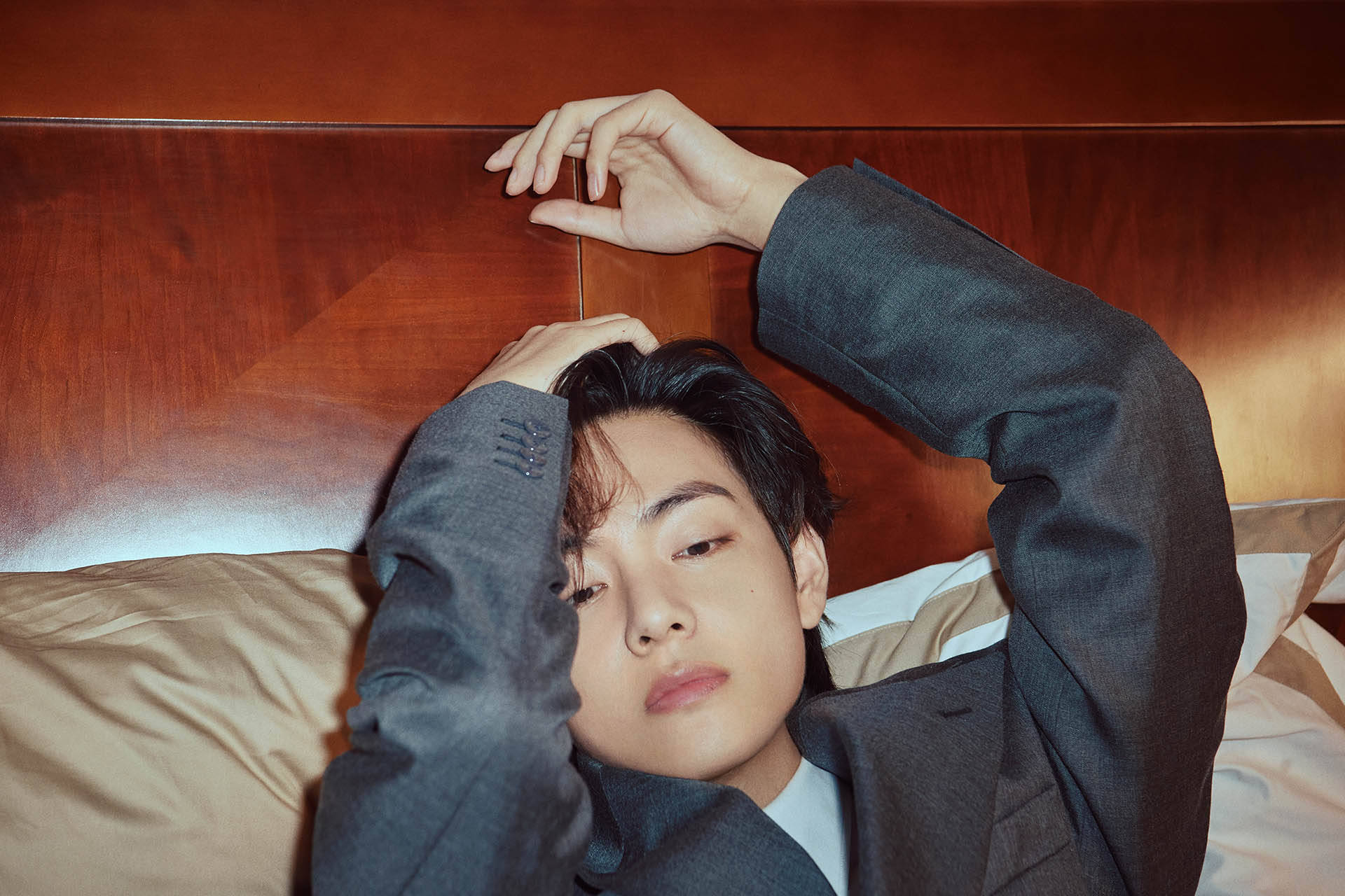 BTS V В Леглото Тапет