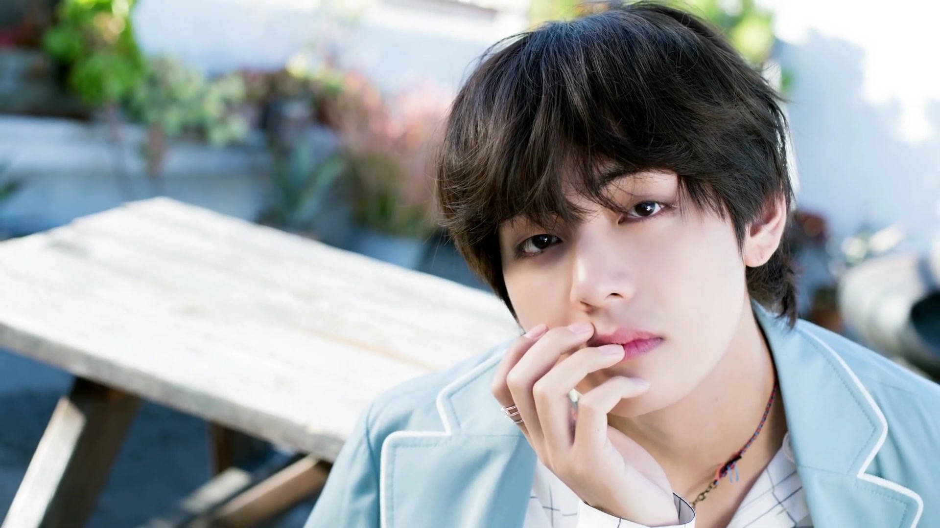 BTS V в светлосиня куртка Тапет