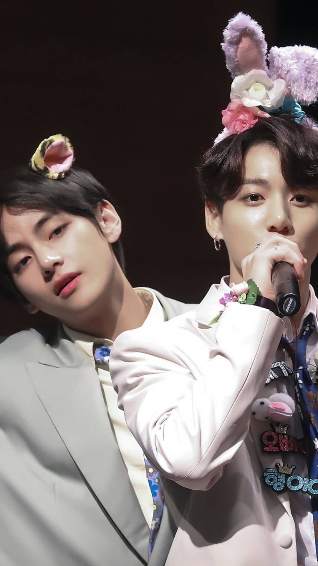 BTS V и Джунгук със сладки ленти за глава Тапет