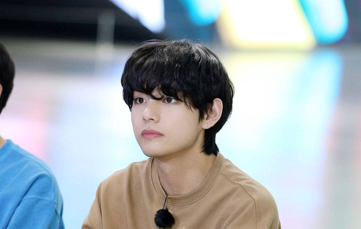 BTS V с кафява риза Тапет