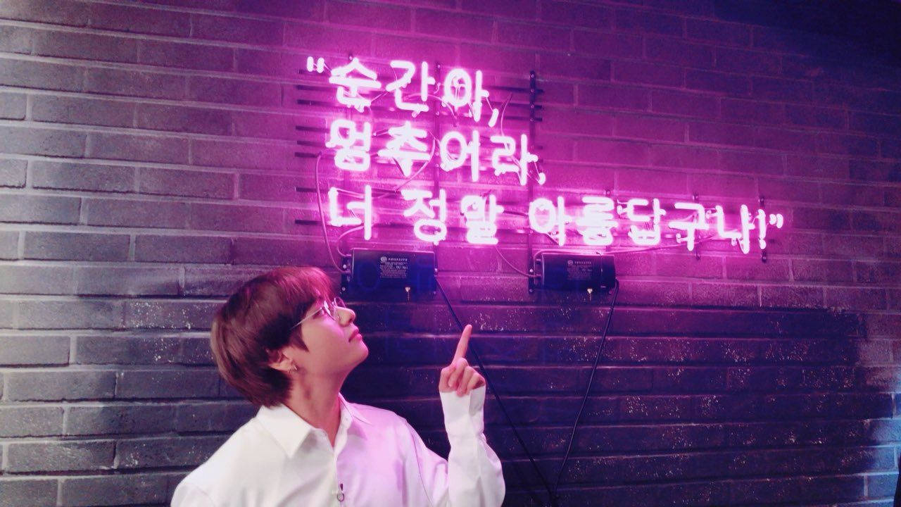 BTS Ви Естетика с Неонови Светлини Тапет