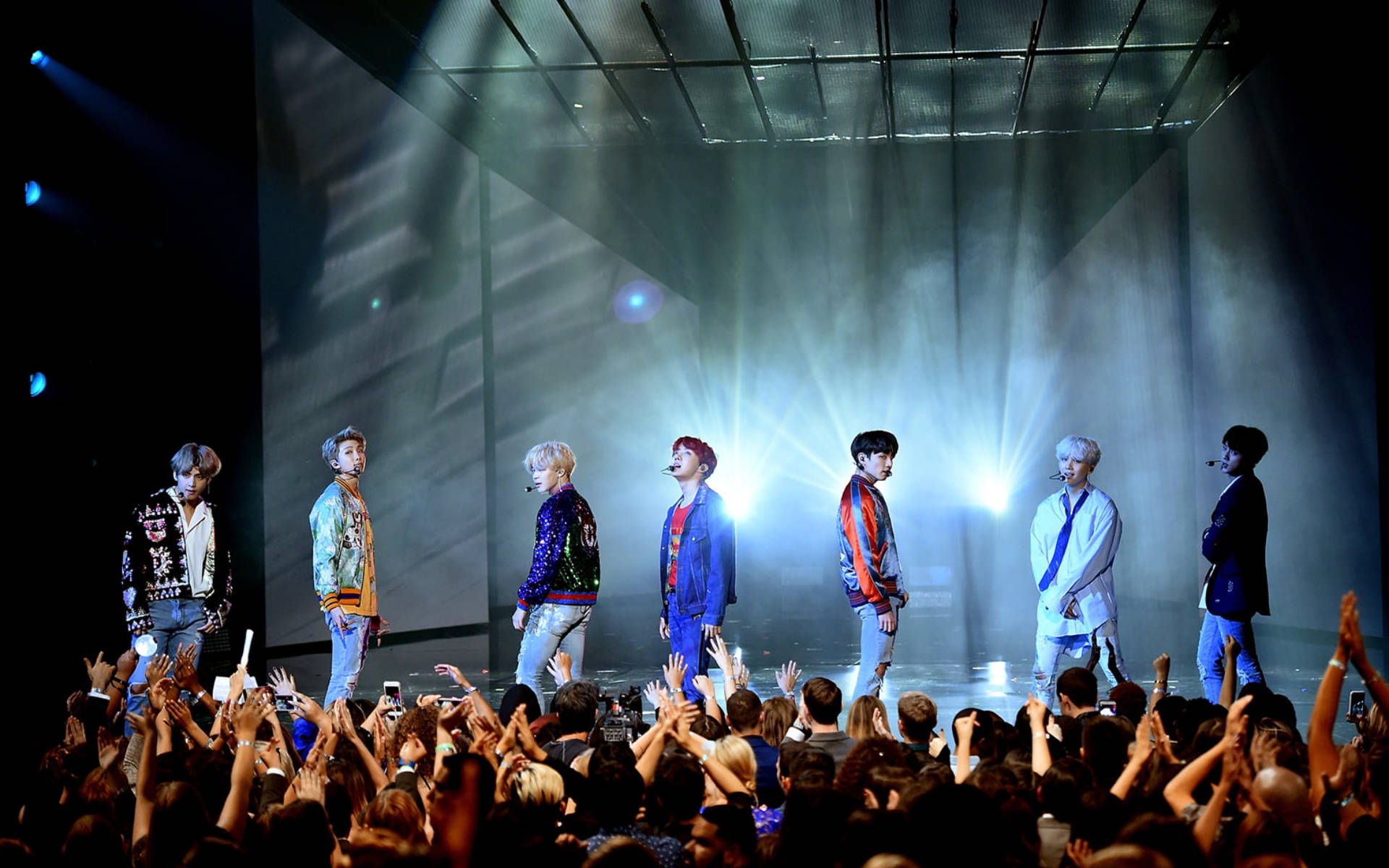 Групова снимка на BTS на сцената Тапет
