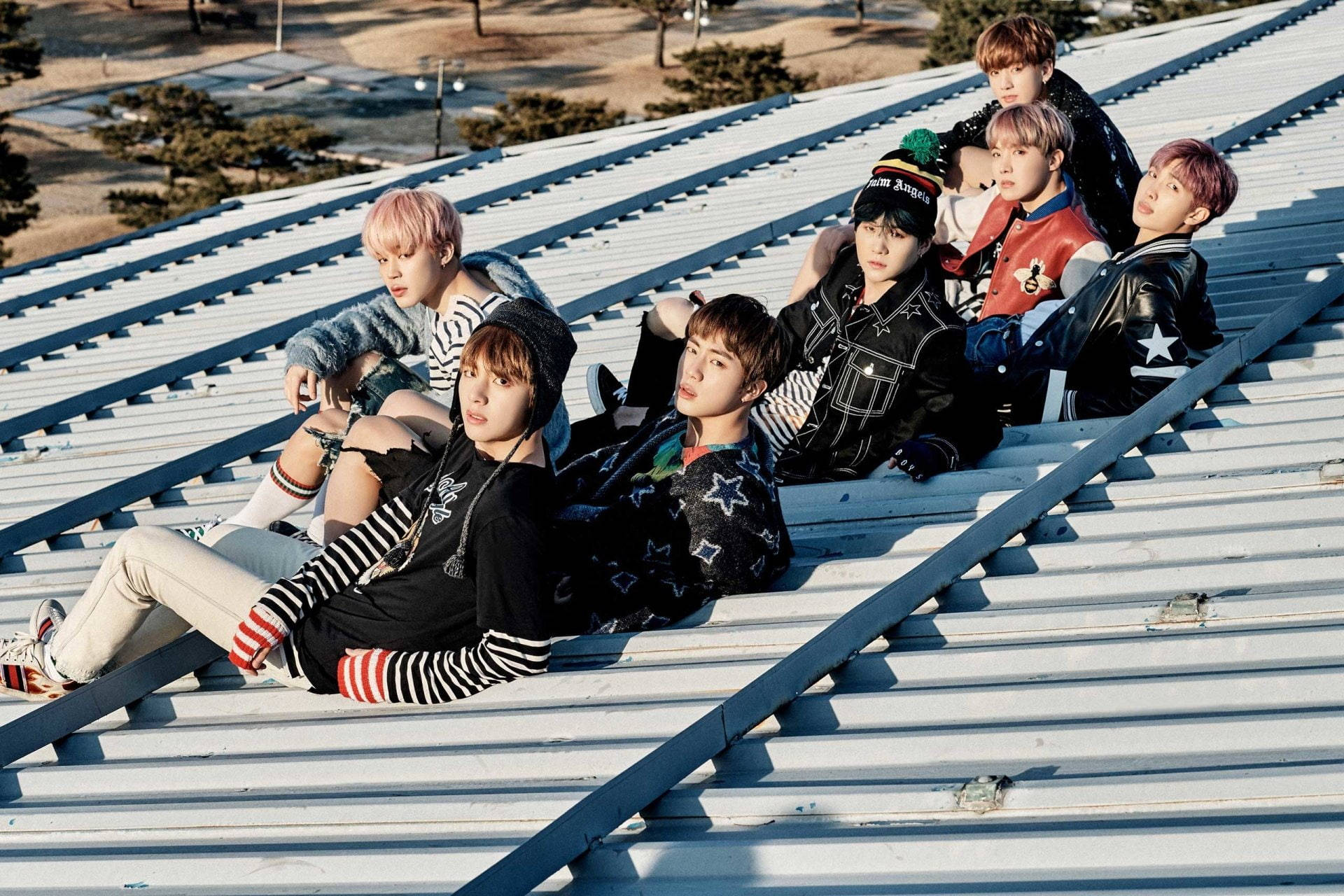 На покрива Готина BTS Лаптоп тапет